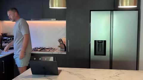 Guy online show from 02/09/25, 11:46