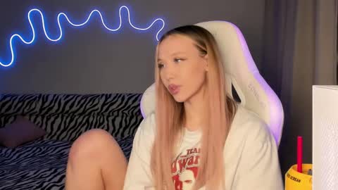 Mina online show from 03/02/25, 06:08