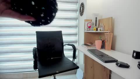 laura  online show from 01/08/25, 05:59