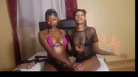 kikiNiaAria online show from 11/22/25, 02:43