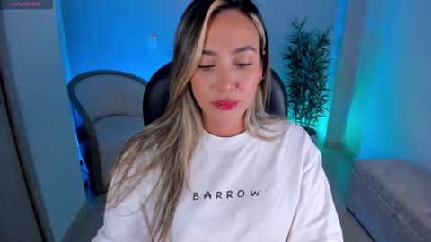 Nia  online show from 10/09/25, 01:36