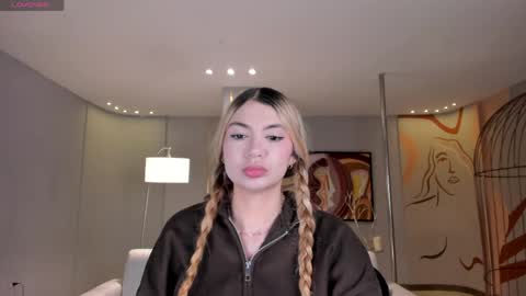 Snapshot of niaholland chatting on 05/08/26, 06:57 SQUIRTER DOLL online show from 05/08/26, 06:57