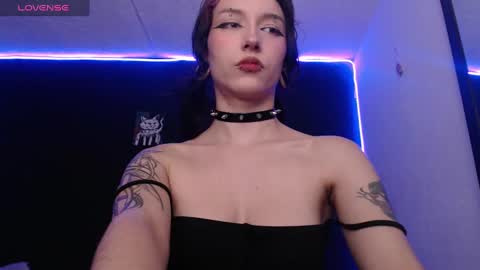 Snapshot of niakat_ chatting on 12/17/24, 01:18  niakat  online show from 12/17/24, 01:18