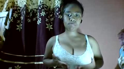 Snapshot of nicelly01 chatting on 04/09/26, 12:32 nicelly01 online show from 04/09/26, 12:32