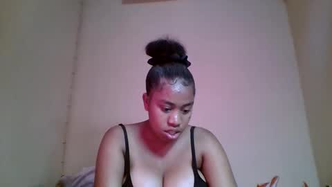 Snapshot of nicelly01 chatting on 05/13/26, 06:44 nicelly01 online show from 05/13/26, 06:44
