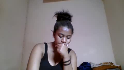 Snapshot of nicelly01 chatting on 05/15/26, 01:18 nicelly01 online show from 05/15/26, 01:18