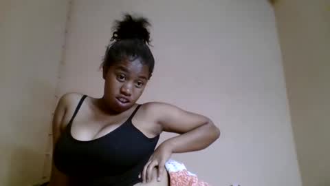 Snapshot of nicelly01 chatting on 05/18/26, 12:40 nicelly01 online show from 05/18/26, 12:40
