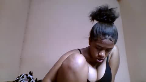 Snapshot of nicelly01 chatting on 05/18/26, 04:13 nicelly01 online show from 05/18/26, 04:13