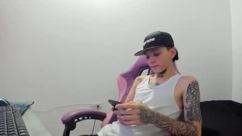 Snapshot of nick_straightboy chatting on 05/10/26, 08:14 Nick online show from 05/10/26, 08:14