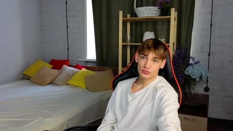 Snapshot of nick_win chatting on 12/04/24, 05:05 Nick online show from 12/04/24, 05:05