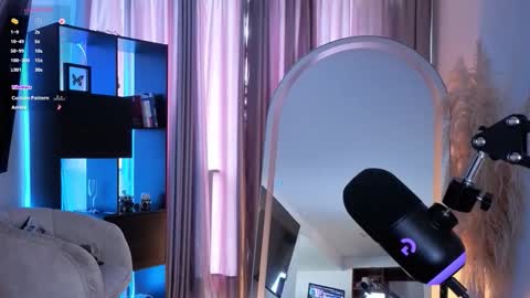 Snapshot of nickywindsor chatting on 09/15/25, 04:18 Nicky online show from 09/15/25, 04:18