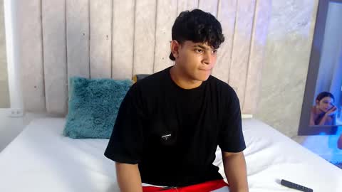 Snapshot of nicole_and_thiago chatting on 03/08/25, 08:57 nicole_and_thiago online show from 03/08/25, 08:57