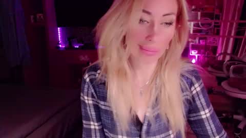 Snapshot of nicole_g0ld_ chatting on 09/19/25, 01:29 Nicole online show from 09/19/25, 01:29