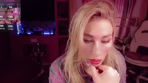 Snapshot of nicole_g0ld_ chatting on 09/28/25, 10:15 Nicole online show from 09/28/25, 10:15
