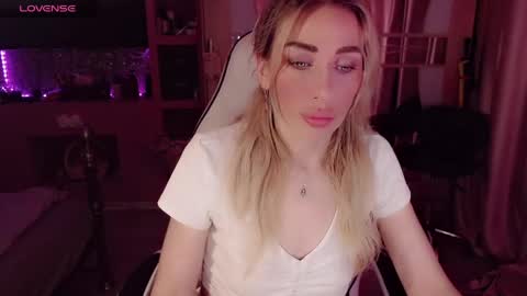 Snapshot of nicole_g0ld_ chatting on 06/10/26, 08:41 Nicole online show from 06/10/26, 08:41