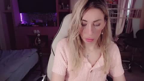 Snapshot of nicole_g0ld_ chatting on 06/22/26, 04:31 Nicole online show from 06/22/26, 04:31