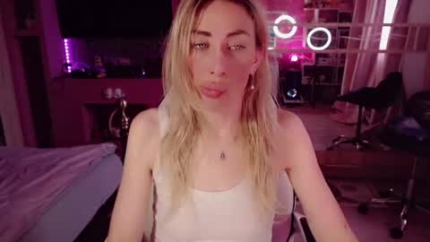 Snapshot of nicole_g0ld_ chatting on 06/30/26, 03:18 Nicole online show from 06/30/26, 03:18