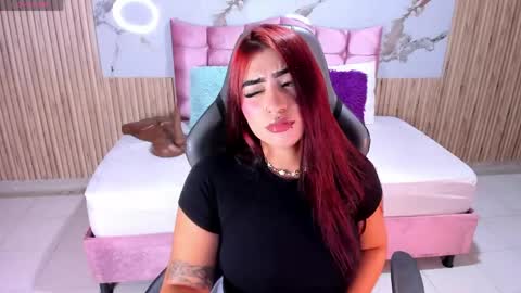 nicolee19_ online show from 06/06/26, 11:04