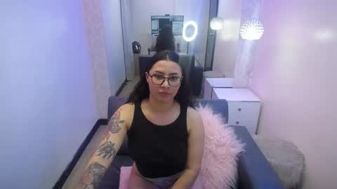 nicolee_8 online show from 09/28/25, 02:17