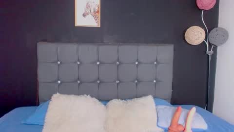 nicolee_8 online show from 10/12/25, 02:27