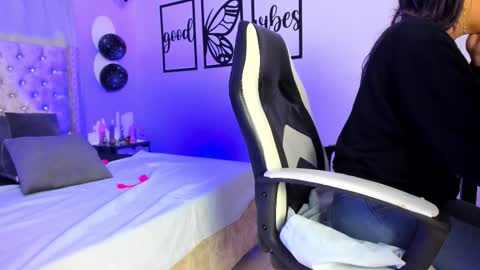 nicolee millerr online show from 11/12/25, 11:54