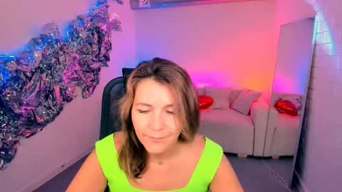 Snapshot of nicolehits chatting on 10/12/25, 05:17 nicolehits online show from 10/12/25, 05:17