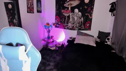 Nicol independent model online show from 02/05/25, 02:08