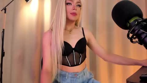 Snapshot of nicolette_tay chatting on 02/10/25, 04:14 Nicol online show from 02/10/25, 04:14