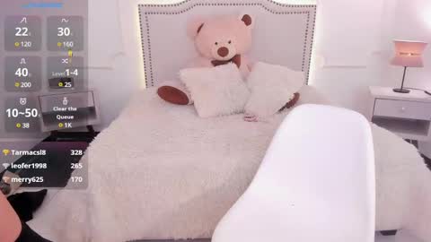 Snapshot of nicolle_foxy chatting on 12/30/24, 10:01 Nicolle online show from 12/30/24, 10:01