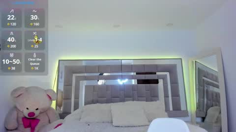 Snapshot of nicolle_foxy chatting on 01/09/25, 05:43 Nicolle online show from 01/09/25, 05:43