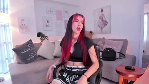 Snapshot of nicolle_foxy chatting on 02/19/25, 08:20 Nicolle online show from 02/19/25, 08:20