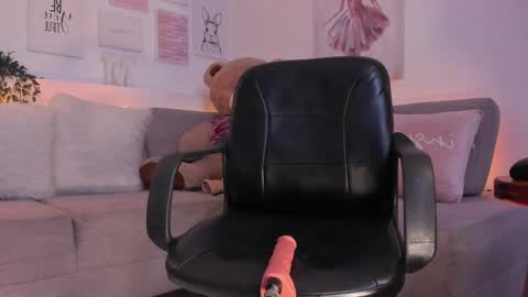 Snapshot of nicolle_foxy chatting on 02/21/25, 10:59 Nicolle online show from 02/21/25, 10:59