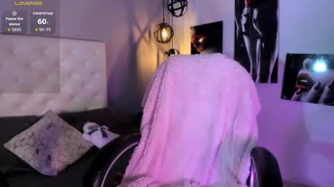 Nicolle online show from 12/14/25, 02:00