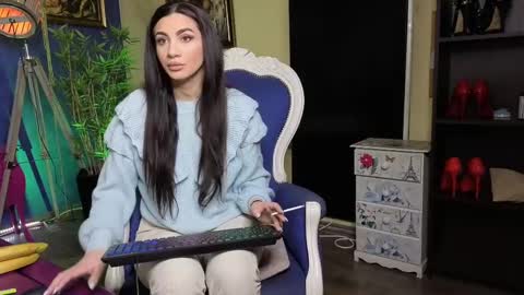 Nicolle online show from 02/21/25, 07:45