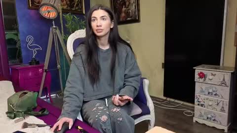 Nicolle online show from 02/26/25, 07:42