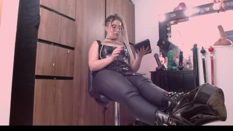 Snapshot of nicolmiss chatting on 05/15/26, 11:12 nicolmiss online show from 05/15/26, 11:12