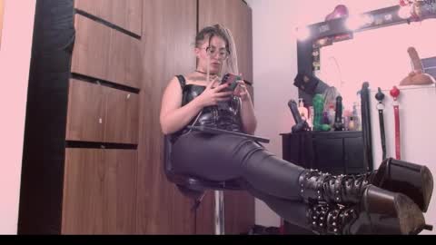 Snapshot of nicolmiss chatting on 05/15/26, 11:34 nicolmiss online show from 05/15/26, 11:34