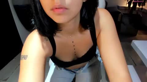 Snapshot of nicolross_ chatting on 12/13/24, 04:22 NicolRoss online show from 12/13/24, 04:22