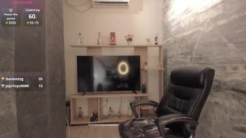 Snapshot of nicolross_ chatting on 01/11/25, 04:14 NicolRoss online show from 01/11/25, 04:14