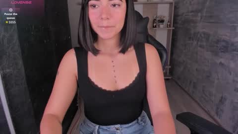 Snapshot of nicolross_ chatting on 10/12/25, 12:59 NicolRoss online show from 10/12/25, 12:59