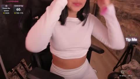 Snapshot of nicolross_ chatting on 11/24/25, 05:56 NicolRoss online show from 11/24/25, 05:56