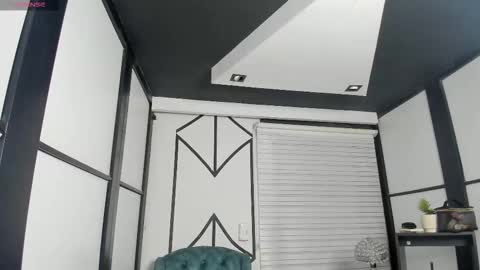 Snapshot of nicolross_ chatting on 12/04/25, 10:07 NicolRoss online show from 12/04/25, 10:07