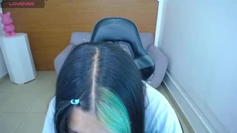Snapshot of nicte_t chatting on 10/03/25, 08:28 Nic online show from 10/03/25, 08:28