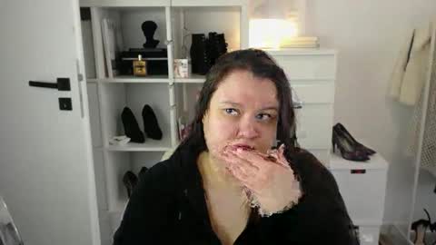 Holly online show from 03/25/26, 07:14