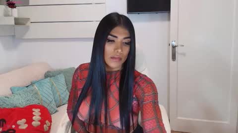 Nicolle Bustamante online show from 10/10/25, 02:43
