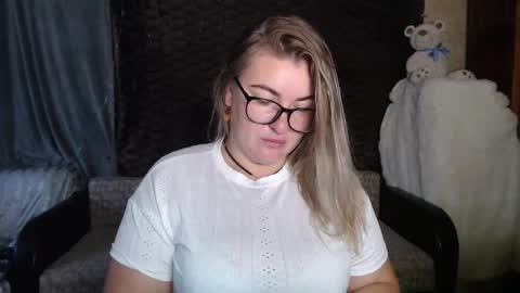 Snapshot of nikaskylink chatting on 10/20/25, 03:51 Nika online show from 10/20/25, 03:51