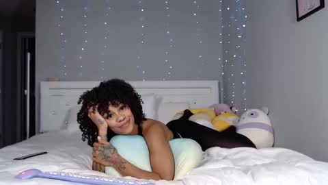 Snapshot of nikayasworld chatting on 10/28/25, 01:20 nikayasworld online show from 10/28/25, 01:20