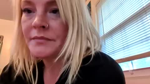 nikki32313 online show from 05/01/26, 10:42
