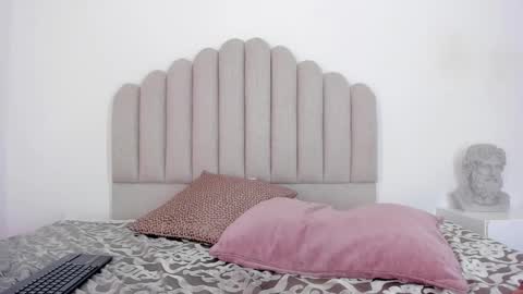 Snapshot of nikki_angel_ chatting on 02/14/25, 11:31 NIkki Angel online show from 02/14/25, 11:31