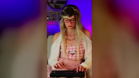 Snapshot of nikki_goldberg chatting on 06/08/26, 07:14 Kitty Chatte online show from 06/08/26, 07:14